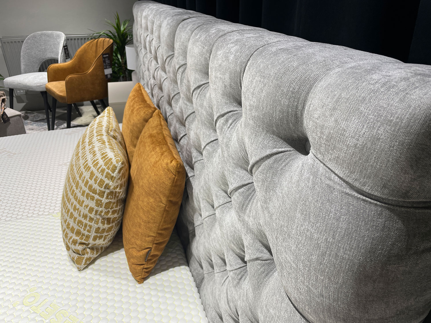 Detail postele v showroome PROXIMA STORE - Nitra